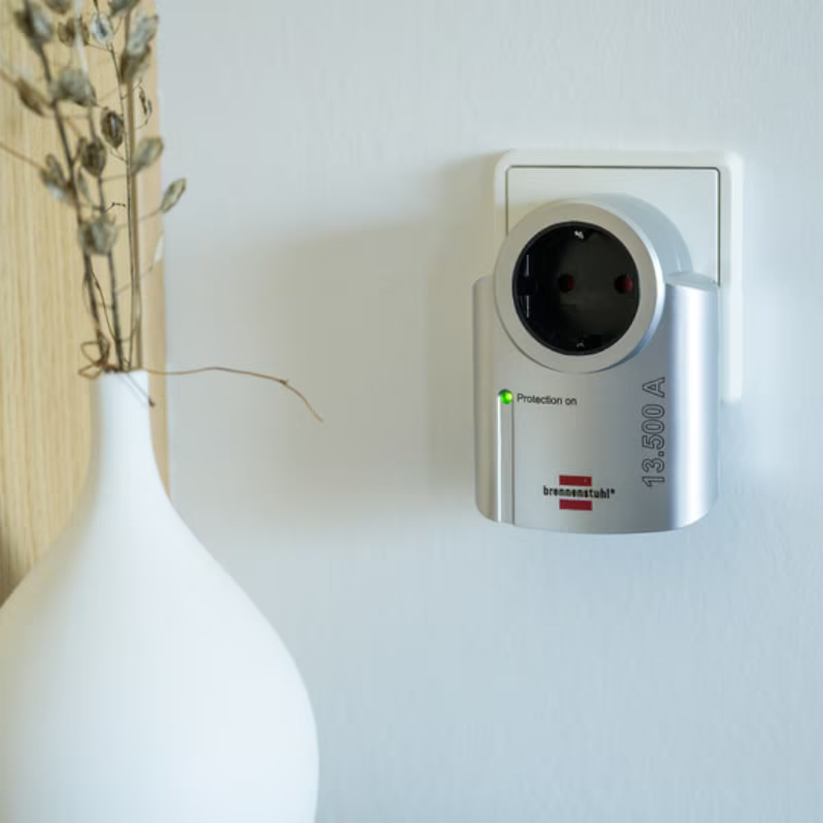 Brennenstuhl Primera Line Serisi 230V 16A 13.500 Amper Akım Korumalı Tek Soketli Priz