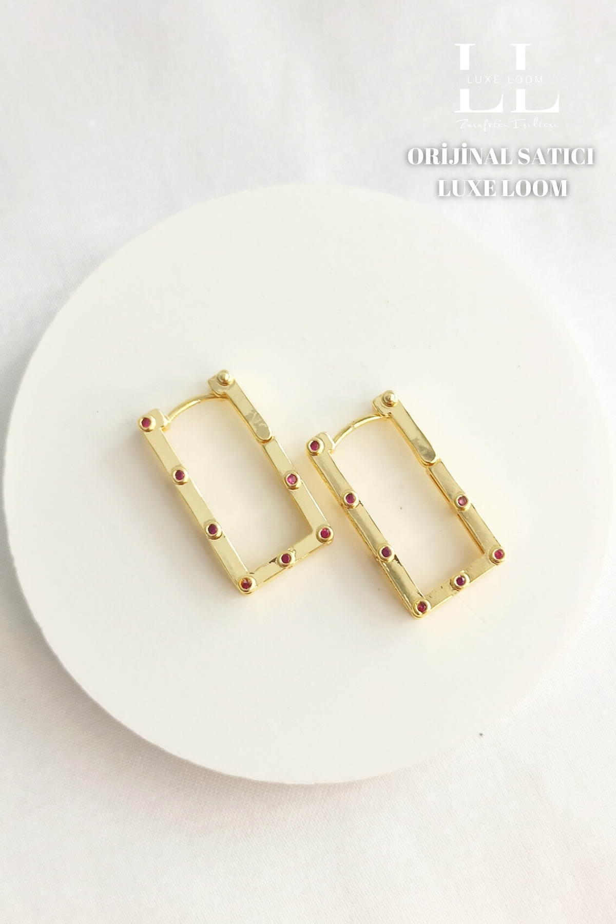 Kadın Gold Renk Leyla Dikdörtgen Kenarları Detaylı Küpe