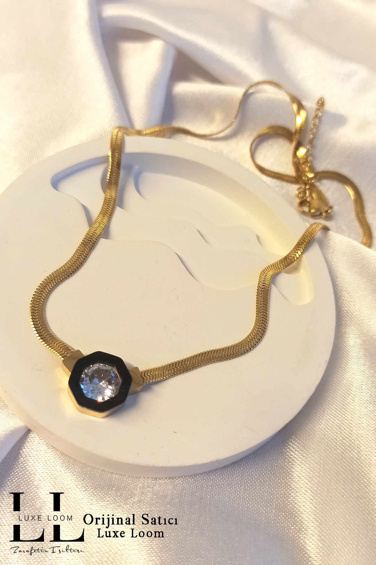 Kadın Gold Renk Serenay Sarıkaya Leyla Ince Balık Sırtı Zincirli Ortası Taşlı Kolye