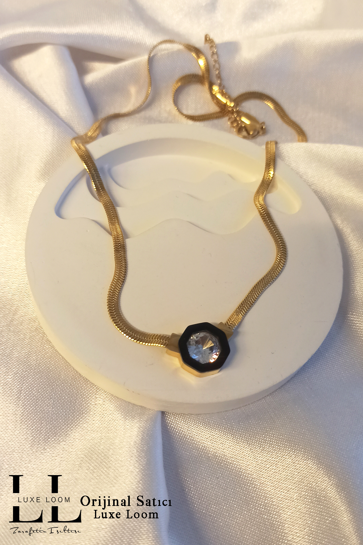 Kadın Gold Renk Serenay Sarıkaya Leyla Ince Balık Sırtı Zincirli Ortası Taşlı Kolye