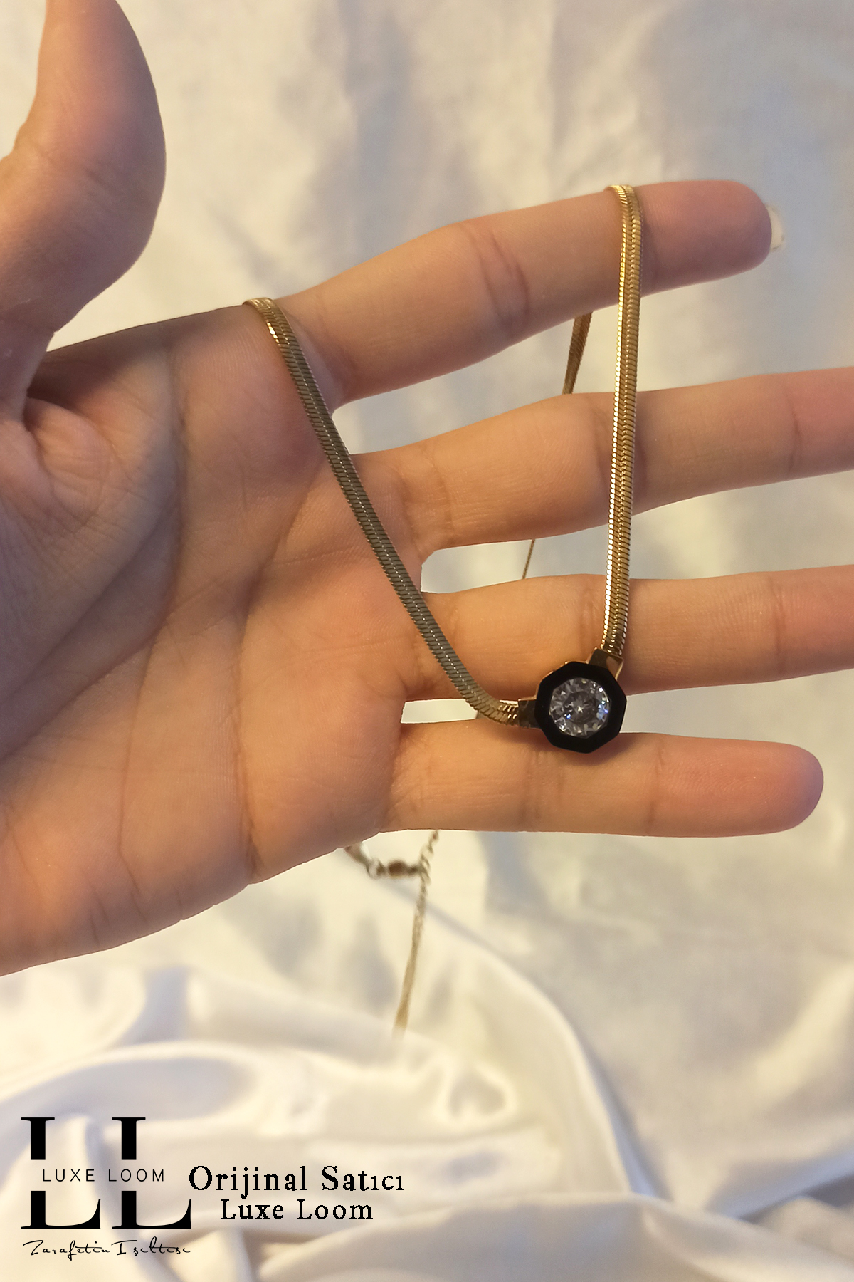 Kadın Gold Renk Serenay Sarıkaya Leyla Ince Balık Sırtı Zincirli Ortası Taşlı Kolye