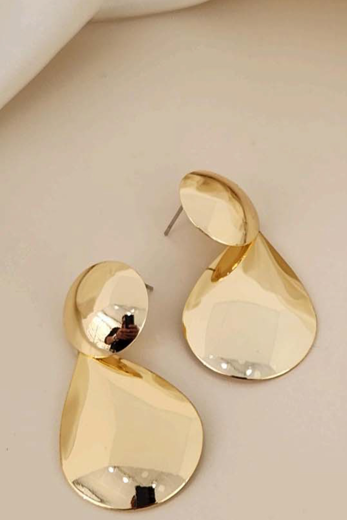 Kadın Gold Renkli Damla Şekilli Yuvarlak Şekil Detaylı Ince Parlak Tasarımlı Küpe