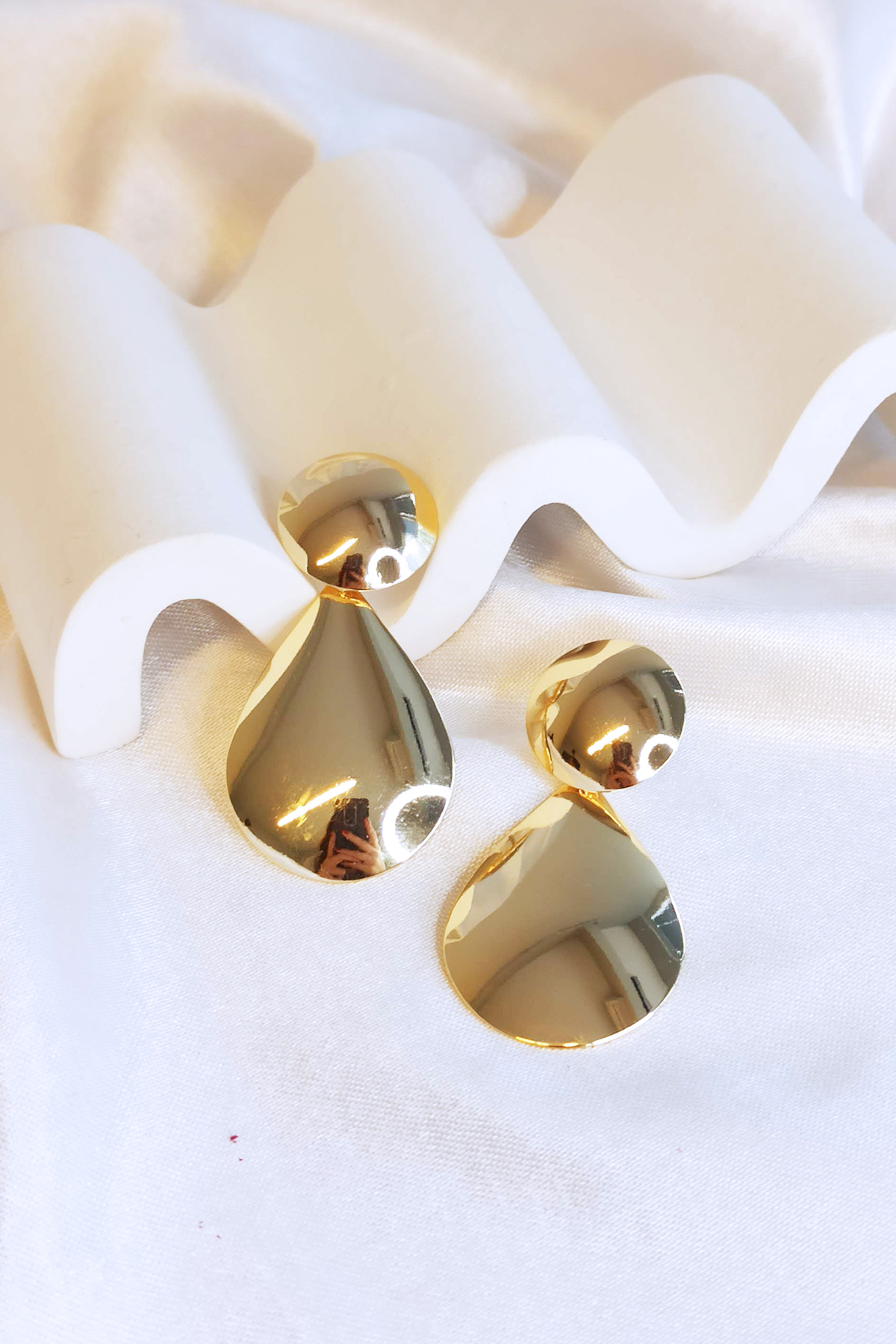 Kadın Gold Renkli Damla Şekilli Yuvarlak Şekil Detaylı Ince Parlak Tasarımlı Küpe