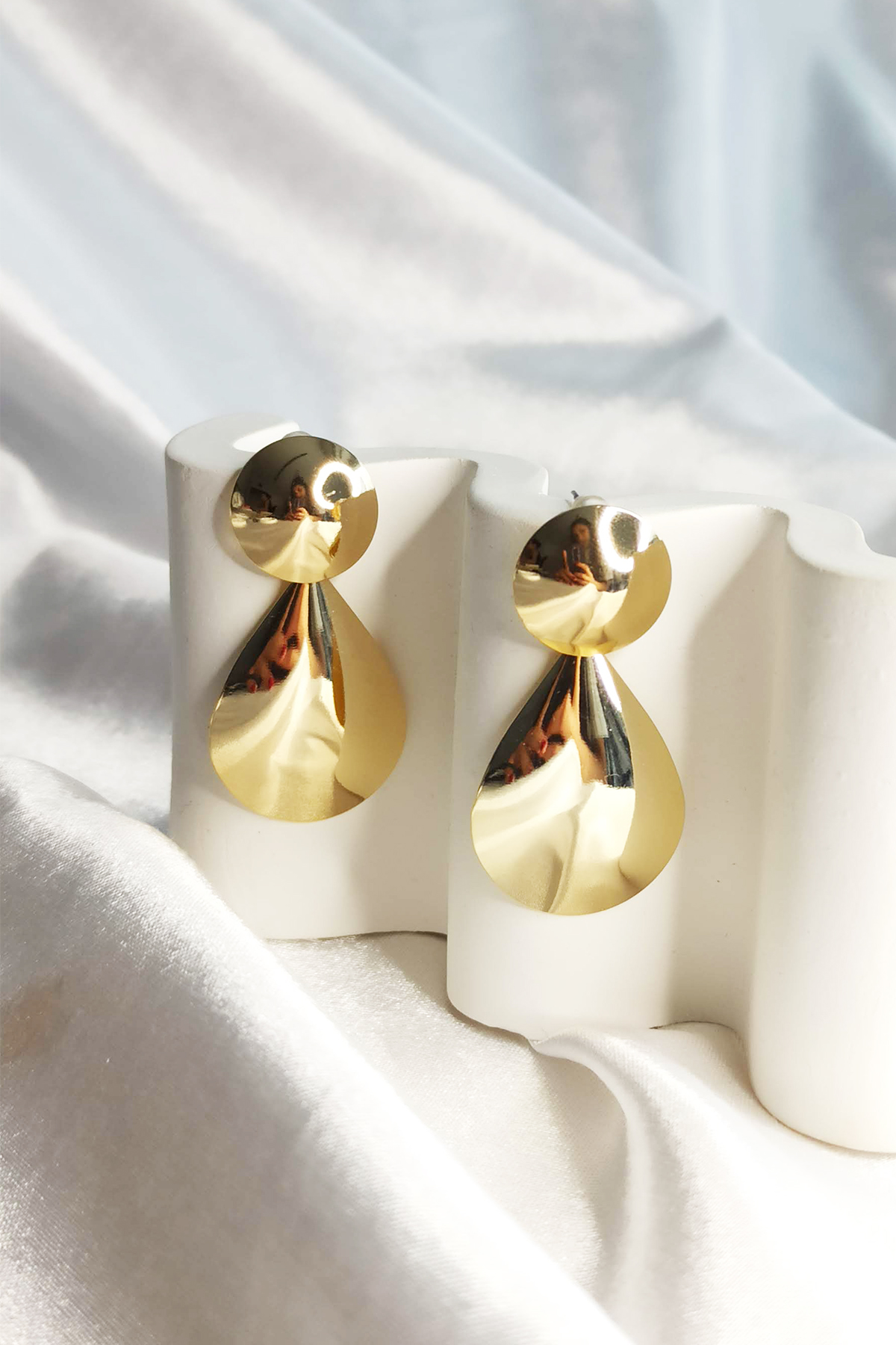 Kadın Gold Renkli Damla Şekilli Yuvarlak Şekil Detaylı Ince Parlak Tasarımlı Küpe