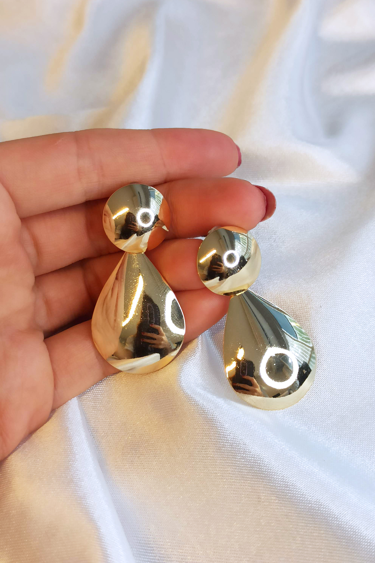 Kadın Gold Renkli Damla Şekilli Yuvarlak Şekil Detaylı Ince Parlak Tasarımlı Küpe