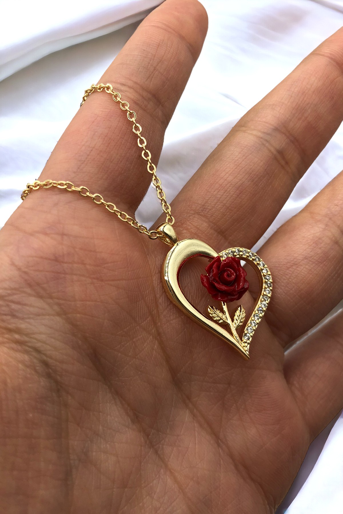 Kadın Gold Renkli Eğri Kalp Tasarımlı Küçük Kırmızı Gül Figürlü Zirkon Taşlı Şık Kolye