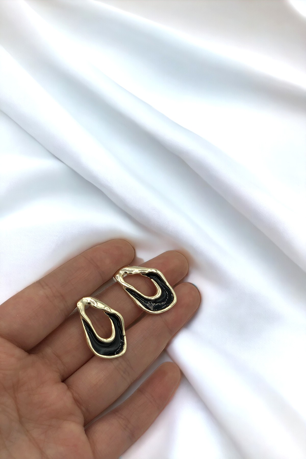 Kadın Gold Renkli Siyah Dalga Desenli Geometrik Şekilli Küçük Şık Küpe