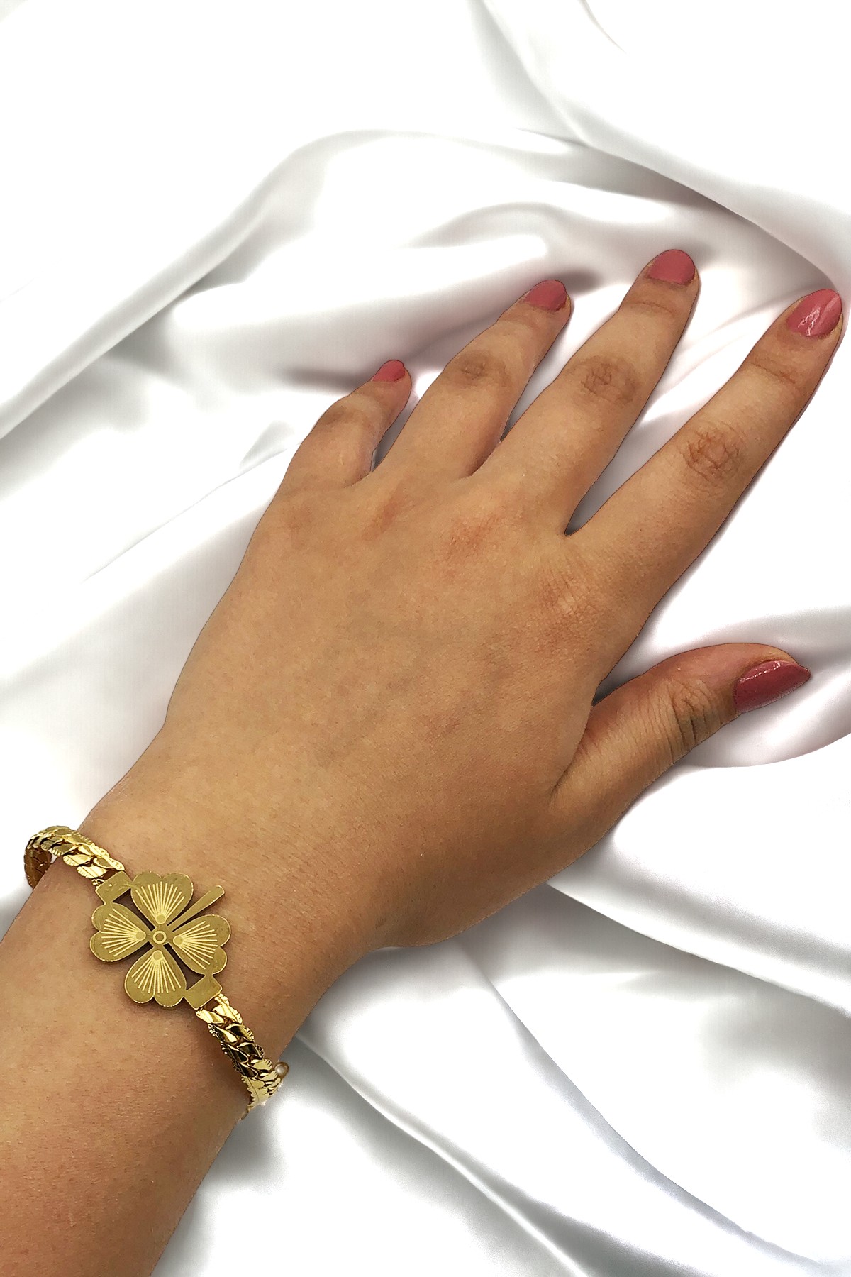 Kadın Kararmayan Gold Renkli Büyük Yonca Tasarımlı Zincir Çelik Bileklik