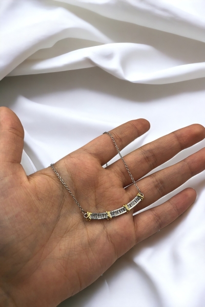 Kadın Gümüş Renkli Yarım Kristal Taşlı X Modelli Şık Çelik Kolye