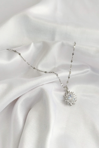 Kadın Gümüş Renkli Zirkon Taşlı Çiçek Modelli Çelik Şık Kolye